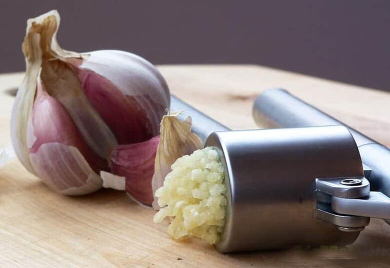 Knoblauch und Zwiebeln von Parasiten